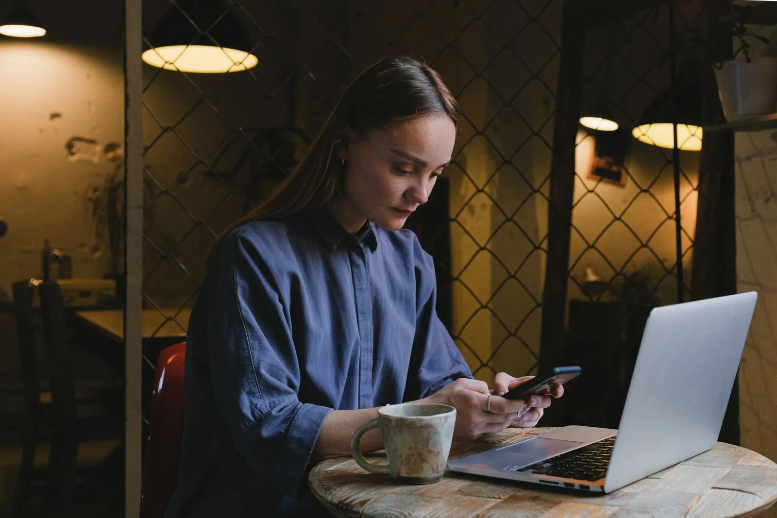 Professionnel du secteur e-commerce au travail