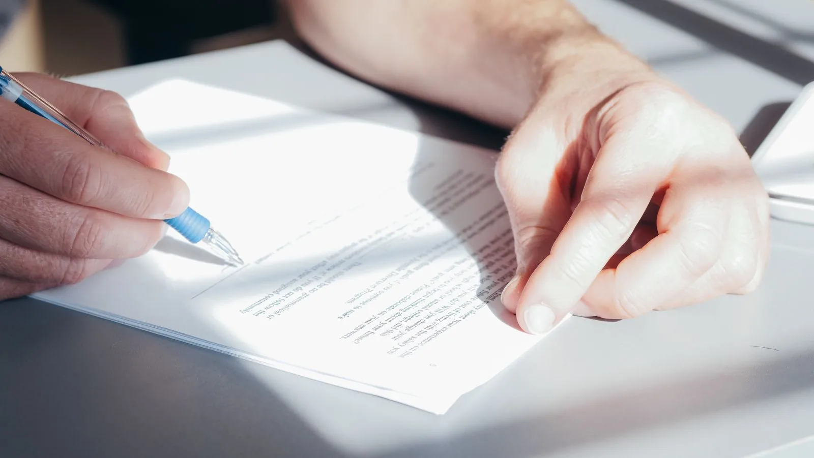 Signature d'un document de transfert de dossier comptable